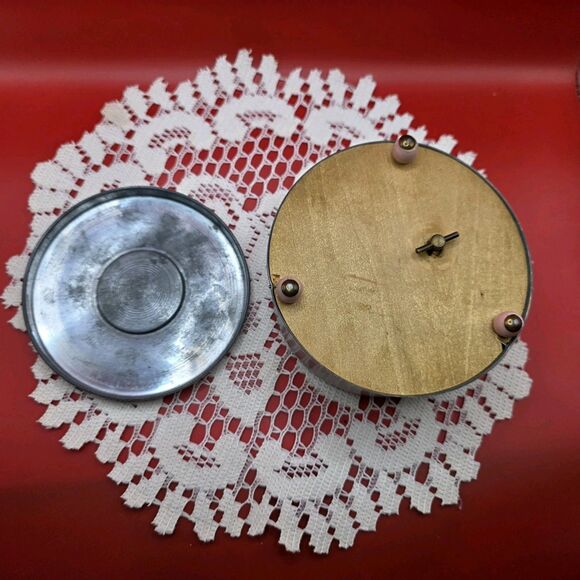 Vintage Musical Powder Box Puff  Round Aluminum Vanity Works ! - Picture 10 of 11